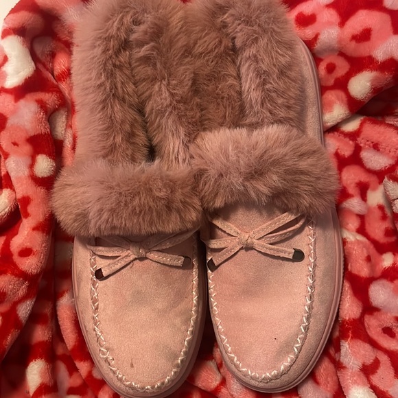 Cute fuzzy shoes size 9 - Picture 2 of 4